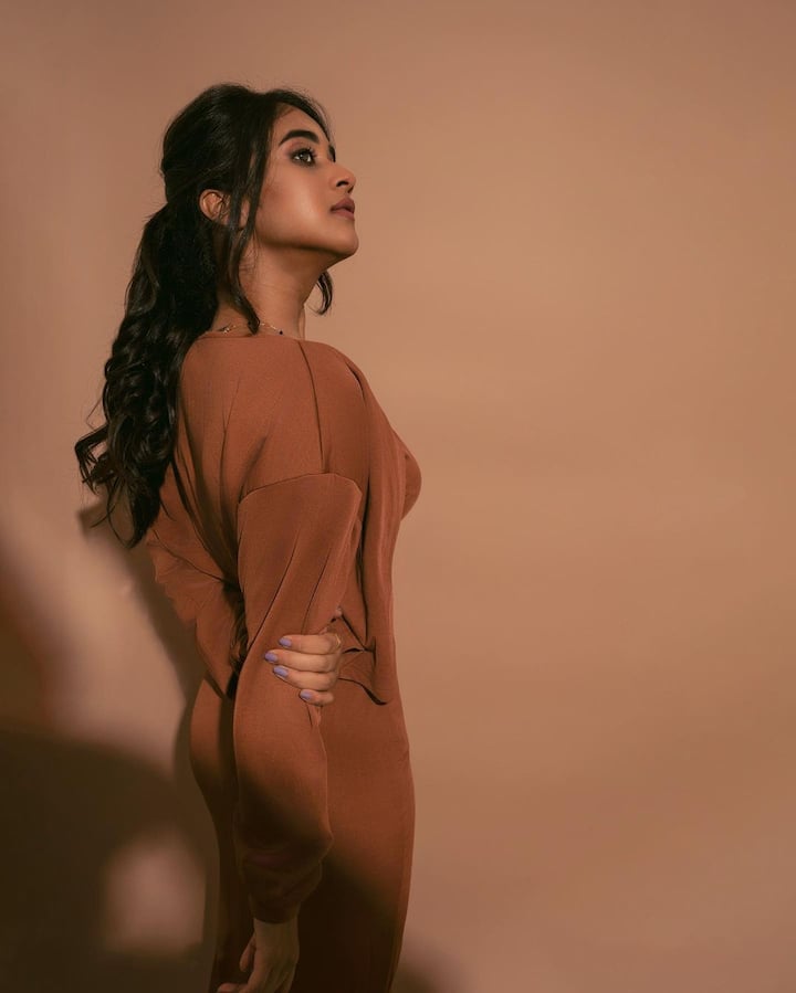 ‘కిరాక్ పార్టీ‘ సినిమాతో వెండి తెరకు పరిచయం అయ్యింది.Photo Credit: D E E P T H I R E D D Y 🇮🇳/Instagram