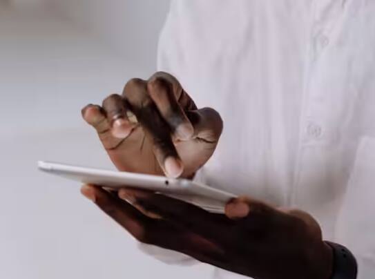 ਵਾਟਸਐਪ ਨੇ ਇਸ ਪਰੇਸ਼ਾਨੀ ਨੂੰ ਸਮਝ ਲਿਆ ਹੈ ਅਤੇ ਇਕ ਸ਼ਾਨਦਾਰ ਫੀਚਰ ਪੇਸ਼ ਕੀਤਾ ਹੈ। ਨਵੇਂ ਫੀਚਰ ਦੇ ਤਹਿਤ, ਤੁਸੀਂ ਚਾਹੋ ਤਾਂ ਹਰ ਕਿਸੇ ਤੋਂ ਆਪਣਾ ਔਨਲਾਈਨ ਸਟੇਟਸ ਲੁਕਾ ਸਕਦੇ ਹੋ। ਇਸ ਤੋਂ ਇਲਾਵਾ, ਤੁਸੀਂ ਇਦਾਂ ਵੀ ਕਰ ਸਕਦੇ ਹੋ ਕਿ ਕੁਝ ਲੋਕ ਤੁਹਾਡਾ ਆਨਲਾਈਨ ਸਟੇਟਸ ਦੇਖ ਸਕਣਗੇ ਤੇ ਕੁਝ ਨਹੀਂ।