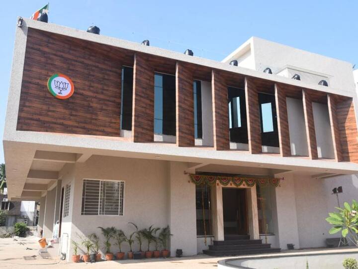 त्या धर्तीवर कोल्हापूर जिल्ह्यातील भाजपच्या सर्व कार्यकर्त्यांसाठी अत्याधुनिक तंत्रज्ञानाने युक्त असे कार्यालय उभारण्यात आले आहे.