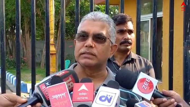আর এই ইস্যুতে তৃণমূলকে তীব্র আক্রমণ করলেন বিজেপির সর্ব ভারতীয় সহ সভাপতি দিলীপ ঘোষ। দিলীপ ঘোষ বলেন, 'যারা রোজ সকাল বিকেল মিথ্যে বলছে, এদিকে বলছে বিজেপি করেছে, তাহলে কুড়মি নেতাদের কেন গ্রেফতার করছে ?'