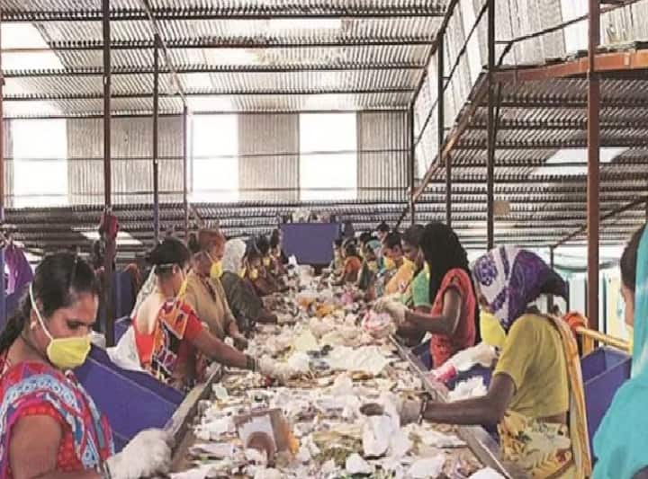 Share of women working overtime in factories at 11-year high in 2019 தொழிற்சாலைகளில் ஓவர்டைம் பார்க்கும் பெண்களின் எண்ணிக்கை அதிகரிப்பு.. அறிக்கை தந்த தகவல்..