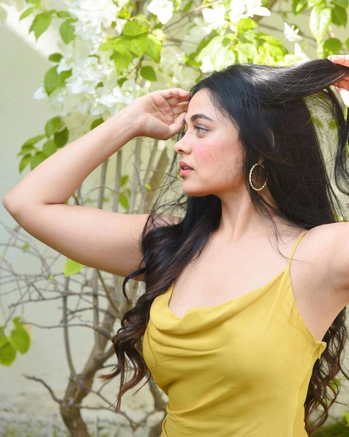 मराठी मालिका आणि चित्रपटांमधून प्रेक्षकांच्या भेटीस येणारी अभिनेत्री प्रार्थना बेहेरे ही सोशल मीडियावर विविध लूकमधील फोटो शेअर करत असते.