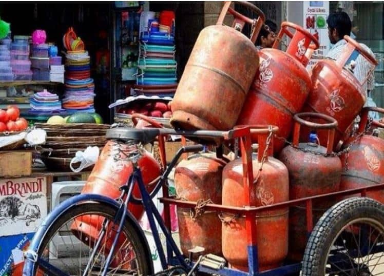 lpg cylinder price 19kg commercial gas cheaper delhi to chennai from 1 june 2023 see rates LPG Gas Cylinder Price: LPG गॅसच्या दरांत मोठी घट; व्यावसायिक सिलेंडर 83.5 रुपयांनी स्वस्त, पाहा Latest Rates