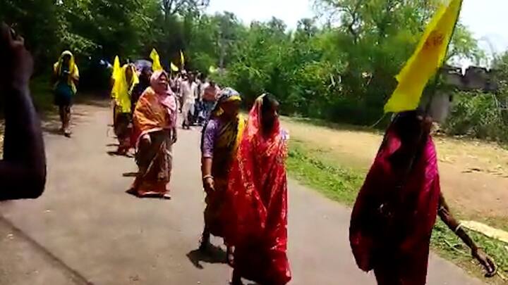 তাঁদের নেতাকে মিথ্যা মামলায় ফাঁসানোর অভিযোগ কুড়মিদের। পুরাতন মালদার ঈশ্বরগঞ্জ গ্রামে কুড়মিদের বিক্ষোভ। কনভয়ে হামলার ঘটনায় ধৃত কুড়মিদের নিঃশর্ত মুক্তি ছাড়াও এসটি তালিকায় অন্তর্ভুক্তির দাবি জানিয়েছেন তাঁরা। 