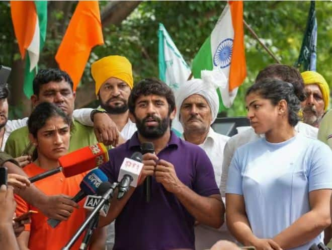 wrestlers protest delhi police registered case against bajrang punia vinesh phogat sakshi Wrestlers Protest: ਬਜਰੰਗ ਪੂਨੀਆ, ਸਾਕਸ਼ੀ ਤੇ ਵਿਨੇਸ਼ ਖ਼ਿਲਾਫ਼ ਐਫਆਈਆਰ, ਦੰਗੇ ਭੜਕਾਉਣ ਸਮੇਤ ਇਨ੍ਹਾਂ ਧਾਰਾਵਾਂ ’ਚ ਕੇਸ ਦਰਜ