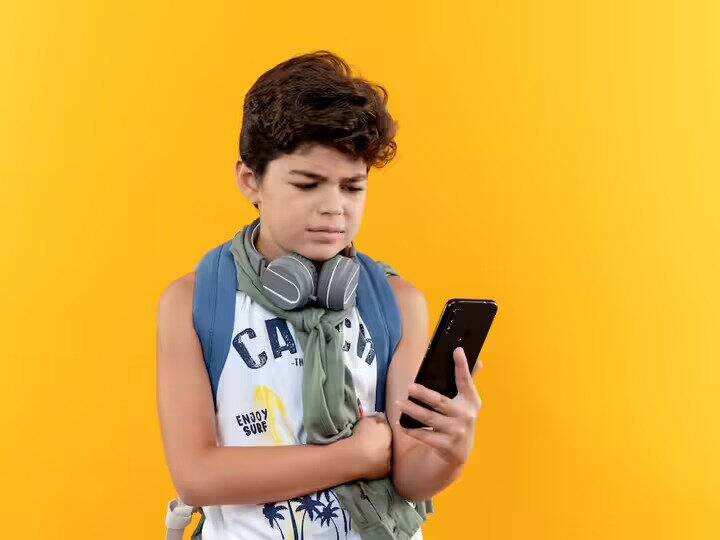 excess use of smartphone can cause dipression in your children आपकी इन लापरवाही से आपके बच्चे हो रहे हैं डिप्रेशन का शिकार...ऐसे करें सिचुएशन पर काबू