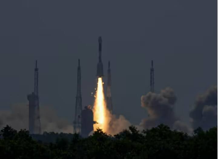 ISRO Launches Advanced Navigation Satellite GSLV-F12 NVS-01 from Sriharikota detail marathi news ISRO: आता भारत जगावर लक्ष ठेवणार! इस्रोतर्फे नॅविगेशन सॅटेलाईटचं लाँचिंग, श्रीहरीकोटामधील अंतराळ केंद्रावरून उपग्रहाचं प्रक्षेपण