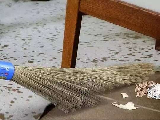 বাস্তুশাস্ত্র অনুসারে ঘরে সঠিক দিকে ঝাড়ু রাখলে দারিদ্র্য আসে না। আপনি যদি ঝাড়ু সংক্রান্ত ভুল করেন, তাহলে অনেক সমস্যা আপনার উপর প্রাধান্য পেতে শুরু করে। এমন পরিস্থিতিতে বাস্তুশাস্ত্রে বর্ণিত ঝাড়ু সংক্রান্ত সমস্ত নিয়ম মেনে চলতে হবে।