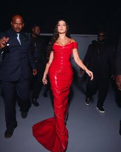 IIFA 2023: રેડ કલરના સ્કીન ટાઈટ ડ્રેસમાં નોરા ફતેહીનો હોટ અંદાજ થયો વાયરલ, જુઓ બોલ્ડ તસવીરો