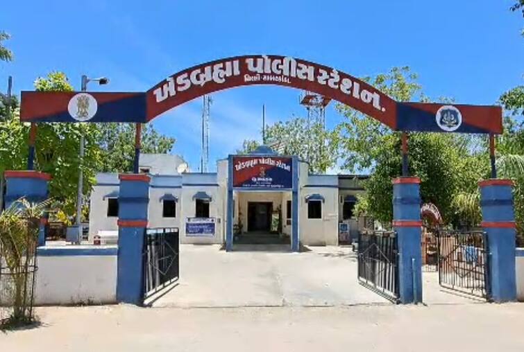 The PSI of KhedBrahma police station has been suspended. ખેડબ્રહ્મા પોલીસ સ્ટેશનના પીએસઆઇને કરાયા સસ્પેન્ડ, અકસ્માતની તપાસમાં બેદરકારી દાખવવા બદલ કરાઇ કાર્યવાહી