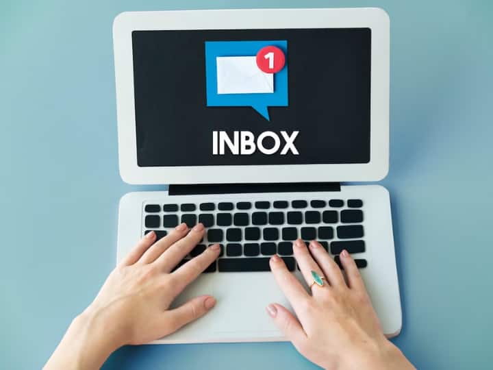 ऑनलाइन अननोन इमेल्स या मेसेजेस को ओपन न करें और इनका रिप्लाई देने से बचें. अगर आप रिप्लाई करते हैं तो फिर आपको हैकर्स या ठग ट्रिक कर अपने जाल में फसा सकते हैं.