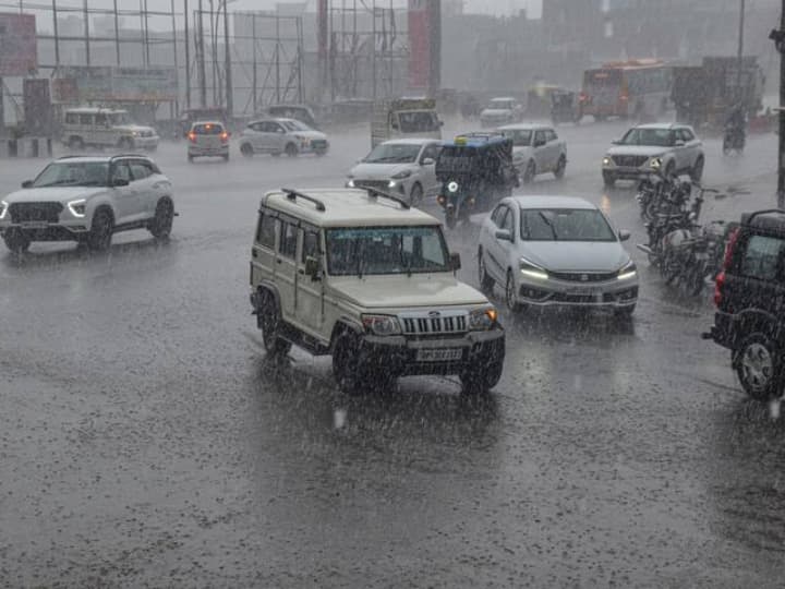 Maharashtra Unseasonal Rain: राज्यात अवकाळी पावसानं थैमान घातलं आहे. गेल्या अनेक दिवसांपासून राज्यभरातील वेगवेगळ्या जिल्ह्यांमध्ये अवकाळी पाऊस कोसळत आहे. दुपारी नागपूरलाही अवकाळीनं झोडपलं आहे.