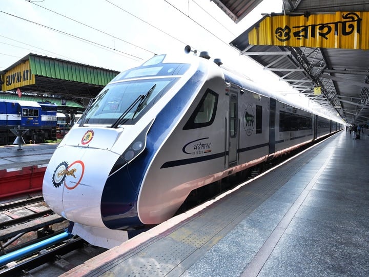 North East Vande Bharat: देश के पूर्वोत्तर राज्यों को पहली बार वंदे भारत ट्रेन का तोहफा मिलने जा रहा है. आज पीएम मोदी सेमी हाई स्पीड ट्रेन को हरी झंडी दिखाकर रवाना करेंगे.