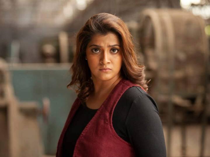 Actress varalaxmi sarathkumar revealed the incident at her teen age Varalaxmi Sarathkumar: தவறாக நடந்த நபர்.. அடி பின்னியெடுத்த வரலட்சுமி.. இதுதான் காதலன் கிடைக்காததற்கு காரணமா?