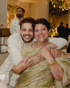 In Pics: सगाई पर जब छलके पिता के आंसू तो Parineeti Chopra ने पोंछे आंसू, भाई ने शेयर की फंक्शन की अनदेखी तस्वीरें