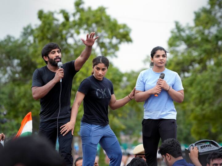 Wrestler Protest Sakshee Malikkh Bajrang Punia Rejoin Work  Says Protest Will Continue detail marathi news Wrestler Protest: अखेर 'त्या' चर्चांना पूर्णविराम! बजरंग पुनियाने ट्विट करत दिले स्पष्टीकरण