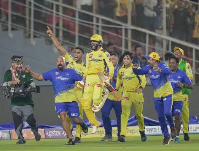 CSK vs GT IPL 2023: ਚੇਨਈ ਸੁਪਰ ਕਿੰਗਜ਼ ਨੇ ਗੁਜਰਾਤ ਟਾਈਟਨਸ ਨੂੰ ਹਰਾ ਕੇ IPL ਖਿਤਾਬ ਜਿੱਤਿਆ। ਰਵਿੰਦਰ ਜਡੇਜਾ ਨੇ ਆਖਰੀ ਓਵਰ 'ਚ ਚੌਕਾ ਲਗਾ ਕੇ ਚੇਨਈ ਨੂੰ ਜਿੱਤ ਦਿਵਾਈ।