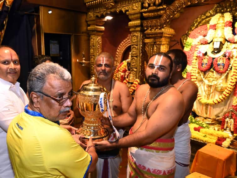 CSK organize special pooja for IPL trophy at Thirupati Temple CSK: தி.நகர் திருப்பதி கோயிலில் ஐ.பி.எல். கோப்பையுடன் சி.எஸ்.கே நிர்வாக குழு சிறப்பு பூஜை!