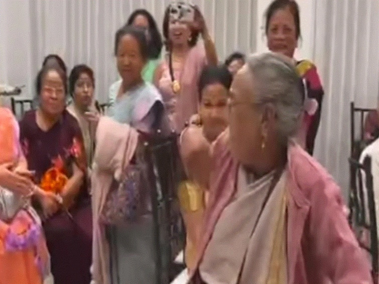 Elderly Woman's Dance To 'Piya Tu Ab Toh Aaja' Wows Netizens. WATCH Elderly Woman Dancing To Helen's 'Piya Tu Ab Toh Aaja' Wows Netizens. WATCH