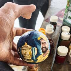 MS Dhoni:  परभणीतील धोनीच्या चाहत्यानं बॉलवर साकारलं धोनीचं चित्र; लागला दोन तासांचा अवधी, फोटो सोशल मीडियावर व्हायरल