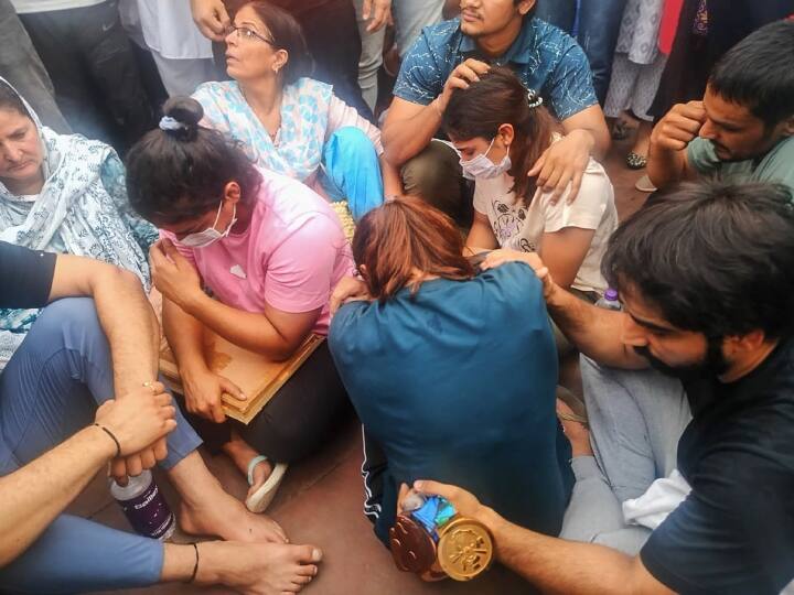 इस पूरे मामले ने 1960 की एक घटना की यादें ताजा कर दी जब महान मुक्केबाज मुहम्मद अली ने अमेरिका में नस्लीय पक्षपात के खिलाफ अपना ओलंपिक स्वर्ण पदक ओहियो नदी में फेंक दिया था.
