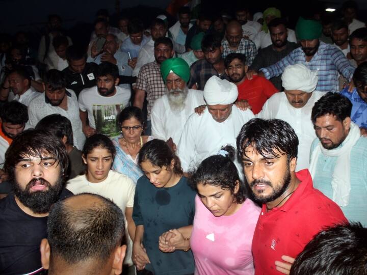 इससे पहले 28 मई को पहलवानों को नई संसद भवन की तरफ जाने को लेकर हिरासत में लिया गया था. इसके बाद उन्हें जंतर-मंतर के धरना स्थल से हटाया गया था. तब देश के शीर्ष पहलवानों ने कहा कि वे कड़ी मेहनत से जीते अपने पदक गंगा नदी में बहा देंगे और इंडिया गेट पर ‘आमरण अनशन’ पर बैठेंगे.