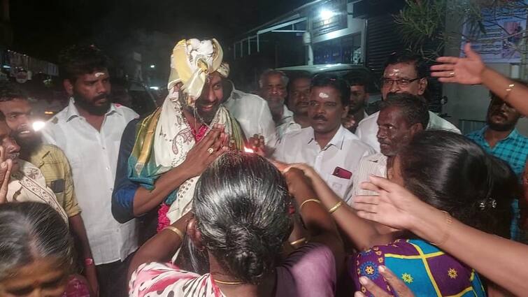 Tiruvarur enthusiastic welcome was given to Papa Vetriazagan returned to his hometown after winning the London municipal elections Tiruvarur: லண்டன் மாநகர தேர்தலில் வெற்றி பெற்ற வெற்றியழகனுக்கு சொந்த ஊரில் உற்சாக வரவேற்பு