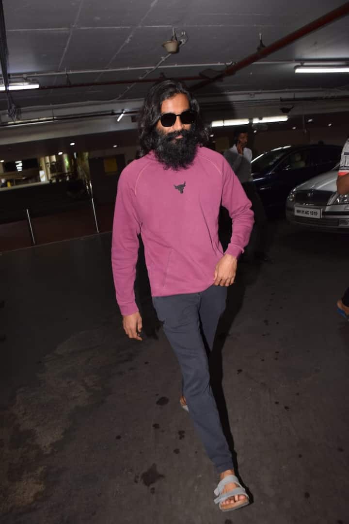 கேப்டன் மில்லர் திரைப்படத்தில் பிஸியாக நடித்து வரும் தனுஷின் புதிய லுக் வைரலாகி வருகிறது.