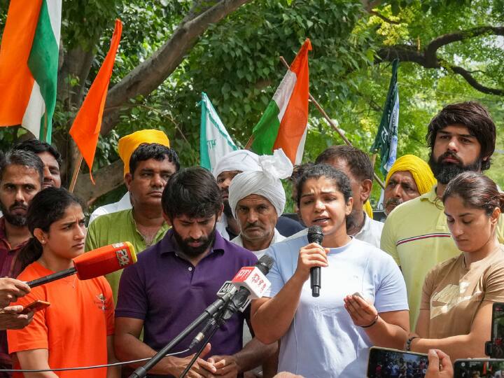 Sakshi Malik Refutes Claims Of Withdrawing From Wrestlers' Protest After Joining Railway Duty 'Fight Continues Till Justice Is Served': Sakshi Malik, Bajrang Punia Refute Claims Of Withdrawing From Wrestlers' Protest