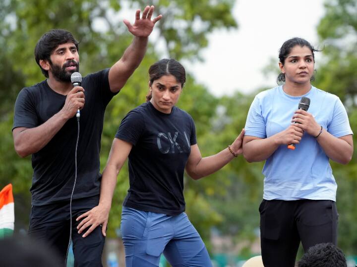 Wrestlers Protest: Vinesh Phogat Big Announcement, 'Will Shed Olympic medals in Ganga River' Wrestlers Protest: अपने ओलंपिक मेडल को गंगा में बहाएंगे पहलवान, विनेश फोगाट ने ट्वीट कर किया बड़ा ऐलान