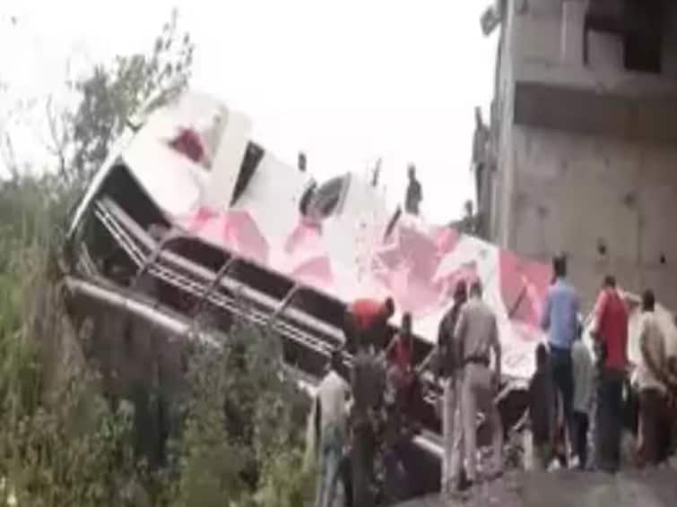 Bus Accident 10 killed 50 injured as bus falls off bridge in Jammu Bus Accident: பள்ளத்தில் கவிழ்ந்த பேருந்து; 10 பேர் பரிதாபமாக உயிரிழப்பு - 75 பேர் காயம்.. எப்படி நடந்தது இந்த சோகம்?