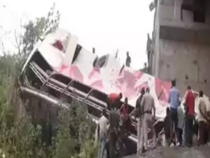 Bus Accident 10 killed 50 injured as bus falls off bridge in Jammu Bus Accident: பள்ளத்தில் கவிழ்ந்த பேருந்து 10 பேர் பரிதாபமாக உயிரிழப்பு - 75 பேர் காயம்.. எப்படி நடந்தது இந்த சோகம்?