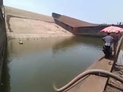 ఫోన్ కోసం రిజర్వాయర్ నీళ్లనే తోడించిన ఆఫీసర్, సస్పెండ్ చేసి డబ్బులు వసూలు చేస్తున్న అధికారులు