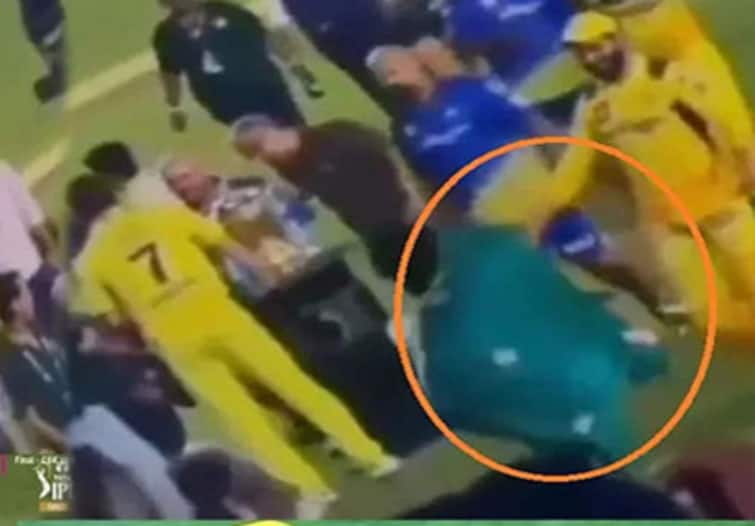 IPL 2023 VIDEO: rivaba touched her husband ravindra jadeja feet on the field after final match wins VIDEO: જીત બાદ રિવાબા દોડીને જાડેજા પાસે પહોંચ્યા ને કર્યા ચરણસ્પર્શ, વીડિયો થયો ટૉપમાં ટ્રેન્ડિંગ, જુઓ.....