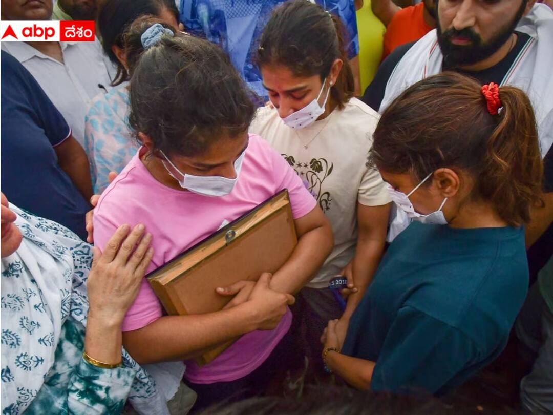 Protesting wrestlers return from Haridwar after Farmer leader Naresh Tikait intervened know details Wrestlers At Haridwar: గంగా నదిలో మెడల్స్ పారవేసేందుకు సిద్ధమైన రెజ్లర్లు, అంతలోనే ఆసక్తికర పరిణామం