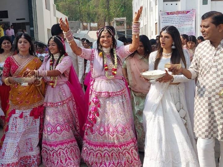 Mumbai two sisters took initiation of Jainism in Jharkhand Giridih left worldly fascination ANN Jharkhand News: मुंबई की दो बहनों ने छोड़ा सांसारिक मोह, दीक्षा लेकर बनी साध्वी