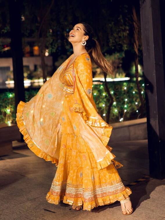 घुमक्कड़ हैं सारा तेंदुलकर, देखिए सचिन की लाडली की वायरल तस्वीरें