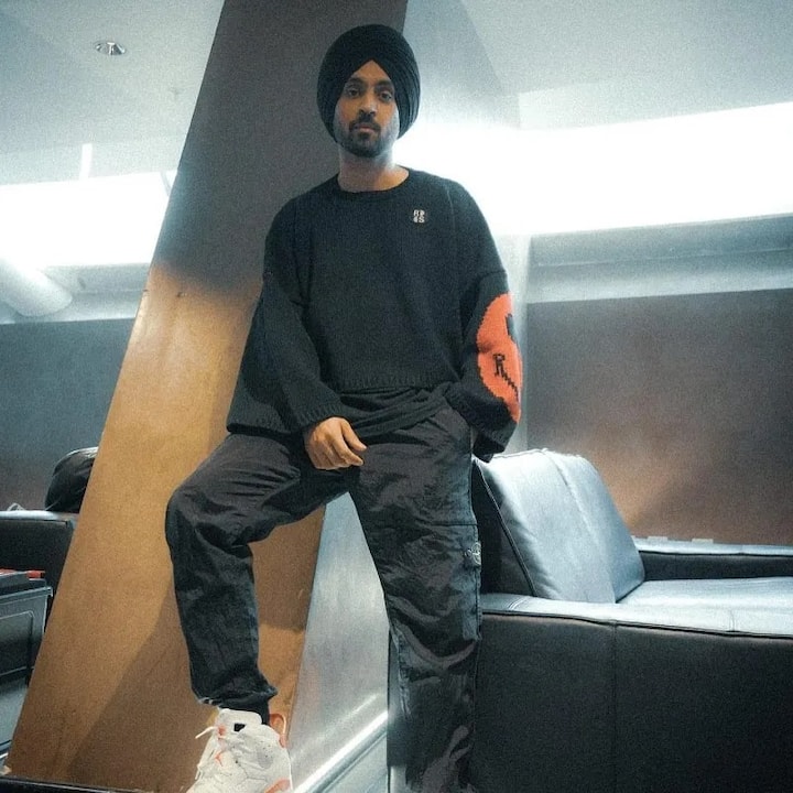 इसके अलावा दिलजीत का गैराज कई सारी लग्जरी गाड़ियों से भरा हुआ है. उनके पास मर्सडीज से लेकर बीमडब्लू जैसी गाड़िया हैं. जिनकी कीमत करोड़ों में हैं.