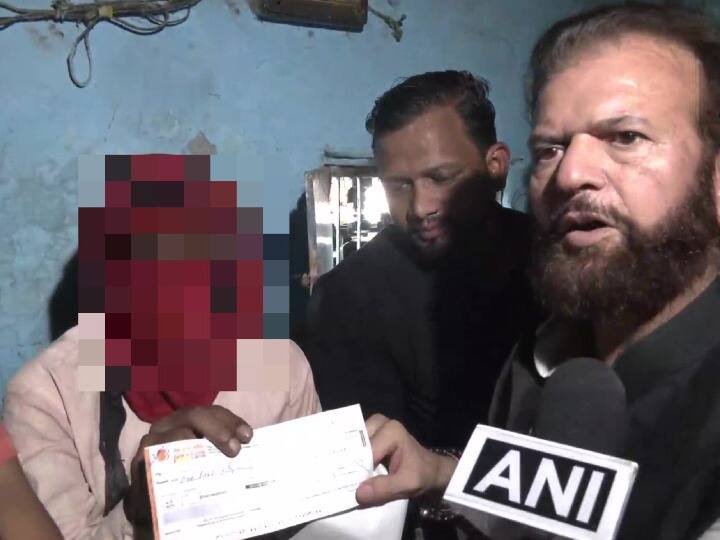Delhi Murder Case: BJP MP Hans Raj Hans Handed over 1 lakh rupee check to Sakshi's family at Shahbad Dairy Delhi Murder Case: भाजपा सांसद हंस राज हंस ने पीड़ित परिवार से की मुलाकात, परिजनों को सौंपा 1 लाख रुपये का चेक