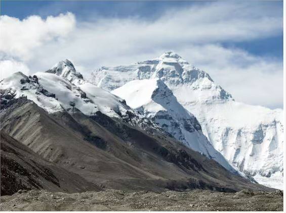 ਅਜਿਹੇ 'ਚ ਸਰਕਾਰ ਪਰਬਤਾਰੋਹੀਆਂ ਨੂੰ ਆਫਰ ਦਿੰਦੀ ਹੈ ਕਿ ਜੇਕਰ ਉਹ ਉਥੋਂ ਕੂੜਾ ਲੈ ਕੇ ਆਉਂਦੇ ਹਨ ਤਾਂ ਉਸ ਕੂੜੇ ਦੇ ਭਾਰ ਦੇ ਹਿਸਾਬ ਨਾਲ ਪਰਮਿਟ ਫੀਸ 'ਚ ਛੋਟ ਦਿੱਤੀ ਜਾਂਦੀ ਹੈ।