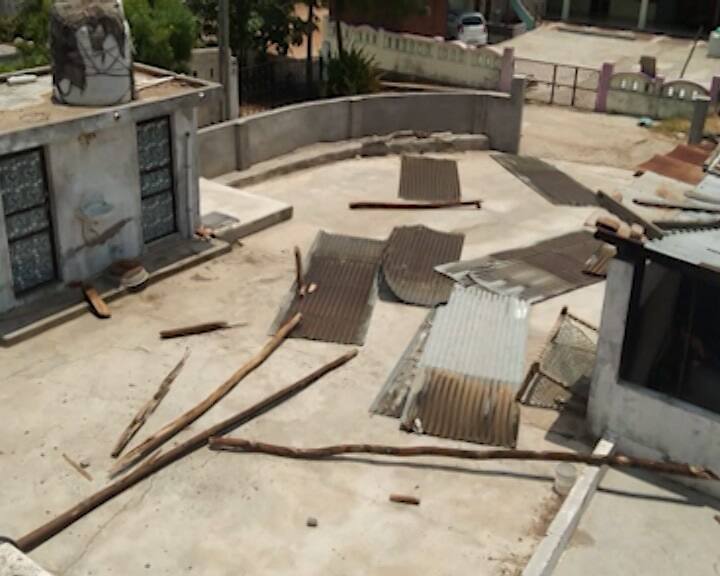 Weather: ભારે પવનથી નુકશાન, પતરું ઉડીને રમી રહેલા છોકરાના માથામાં વાગતા કપાળ ફાટ્યુ, હૉસ્પીટલ ખસેડાયો Weather: a little boy injured by the roof due to heavy wind blowing in meghraj in Aravalli district Weather: ભારે પવનથી નુકશાન, પતરું ઉડીને રમી રહેલા છોકરાના માથામાં વાગતા કપાળ ફાટ્યુ, હૉસ્પીટલ ખસેડાયો