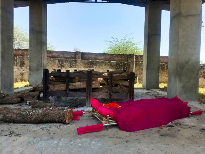 Rajasthan: बेटे-बेटियां झगड़ते रहे..., तीन घंटे तक श्मशान में पड़ी रही मां की अर्थी, प्रशासन ने दिलाई मुखाग्नि Rajasthan News Children fighting in front of mother funeral pyre in Bhilwara ann Rajasthan: बेटे-बेटियां झगड़ते रहे..., तीन घंटे तक श्मशान में पड़ी रही मां की अर्थी, प्रशासन ने दिलाई मुखाग्नि