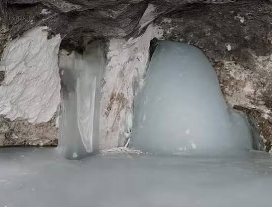 ਇਨ੍ਹਾਂ ਤਸਵੀਰਾਂ 'ਚ ਸਾਫ ਦੇਖਿਆ ਜਾ ਸਕਦਾ ਹੈ ਕਿ ਗੁਫਾ 'ਤੇ ਕੁਦਰਤੀ ਹਿਮਲਿੰਗ ਪੂਰੇ ਆਕਾਰ 'ਚ ਬਣੀ ਹੋਈ ਹੈ।