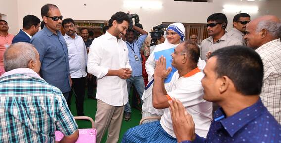 విజయవాడలో నిర్మలా హృదయ్ భవన్ లో సీఎం జగన్ దంపతులు