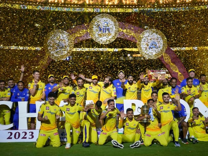 CSK को पांचवीं बार IPL चैंपियन बनाकर धोनी ने जीता दिल,