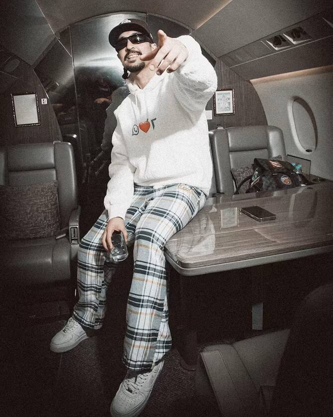 इस बात का सबूत दिलजीत का इंस्टाग्राम अकाउंट पर है. जहां हर दिन वो अपने प्राइवेट जैट और आलीशान घर की झलक फैंस को दिखाते रहते हैं.