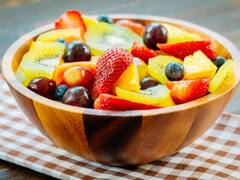 नमक छिड़ककर कभी न खाएं फल, वरना शरीर में लग जाएंगे ये रोग