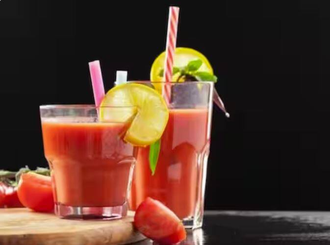 ਪਰ ਅੱਜ ਅਸੀਂ ਤੁਹਾਨੂੰ ਇਕ ਅਜਿਹੀ ਚੀਜ਼ ਬਾਰੇ ਦੱਸਾਂਗੇ ਜਿਸ ਨੂੰ ਜੇਕਰ ਤੁਸੀਂ ਦਿਨ 'ਚ ਇਕ ਵਾਰ ਵੀ ਪੀਓਗੇ ਤਾਂ ਠੰਡਾ ਹੋਣ ਦੇ ਨਾਲ-ਨਾਲ ਤੁਹਾਡਾ ਪੇਟ ਅਤੇ ਮਨ ਵੀ ਸੰਤੁਸ਼ਟ ਹੋ ਜਾਵੇਗਾ। ਇਸ ਗਰਮੀਆਂ 'ਚ ਤੁਸੀਂ ਸਪੈਸ਼ਲ ਗ੍ਰੇਪਫ੍ਰੂਟ ਪੰਚ ਟ੍ਰਾਈ ਕਰ ਸਕਦੇ ਹੋ। ਇਹ ਤਾਜ਼ੇ ਅੰਗੂਰ ਦੇ ਰਸ, ਸਪ੍ਰਾਈਟ, ਨਿੰਬੂ, ਚੀਨੀ ਅਤੇ ਪੁਦੀਨੇ ਦੇ ਗੁਣਾਂ ਨਾਲ ਬਣਾਇਆ ਜਾਂਦਾ ਹੈ। ਇਹ ਡ੍ਰਿੰਕ, ਜੋ ਕੁਝ ਮਿੰਟਾਂ ਵਿੱਚ ਤਿਆਰ ਕੀਤਾ ਜਾ ਸਕਦਾ ਹੈ, ਬ੍ਰੰਚ ਪਾਰਟੀਆਂ ਦੇ ਦੌਰਾਨ ਪਰੋਸਣ ਲਈ ਸ਼ਾਨਦਾਰ ਹੈ।