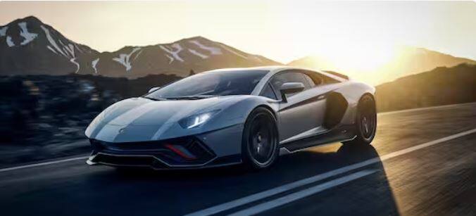 ਇਸ ਲਿਸਟ 'ਚ ਸਭ ਤੋਂ ਪਹਿਲਾਂ ਨਾਂ Lamborghini ਦੀ Aventador LP 780 4 Ultimate ਕਾਰ ਦਾ ਹੈ। ਜਿਸ ਦੀ ਟਾਪ ਸਪੀਡ 355 km/h ਹੈ ਅਤੇ ਇਸਦੀ ਕੀਮਤ 9 ਕਰੋੜ ਐਕਸ-ਸ਼ੋਰੂਮ ਹੈ।