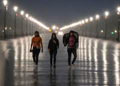 दिल्ली में तेज आंधी के साथ बारिश, 70-80 किमी प्रति घंटे की रफ्तार से चली हवा, कई फ्लाइट डायवर्ट